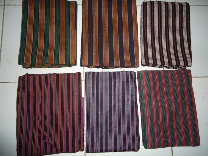 batik dan kain tenun adalah identitas
