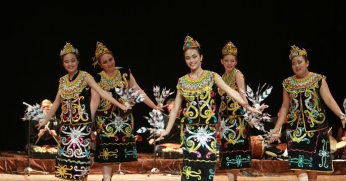 tari gong dayak adat tarian kalimantan timur suku tradisional kaltim ledo pakaian berasal pernik pernak macam singkat asal nusantara terios