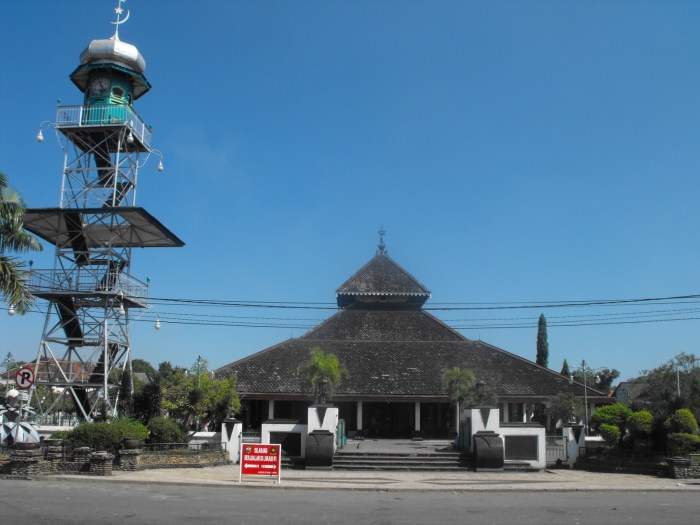 masjid demak agung jawa simbol kekuasaan raja jateng arsitektur indah dimodifikasi memiliki budaya hindu perpaduan tampak nuansa