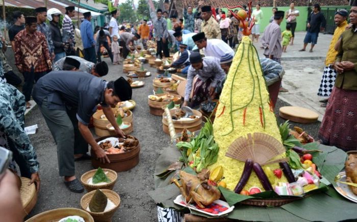 apa perbedaan adat dan budaya