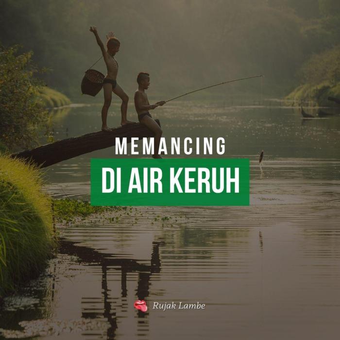 memancing di air keruh artinya