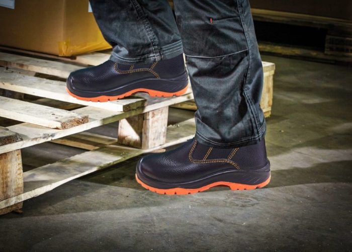 fungsi safety shoes bagi karyawan terbaru