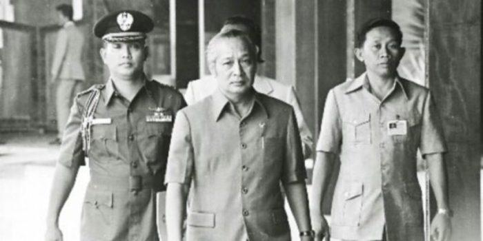 orde runtuhnya soeharto akhir brief kekuasaan presiden mundurnya pendemo aksi menyelimuti aura