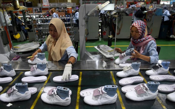 sepatu pabrik industri karyawan buruh pasar mnews berpeluang ukm nigeria ke bukti dipecat wabah corona dan depokrayanews