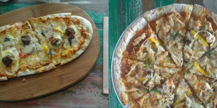 suatu restoran menjual dua jenis pizza terbaru