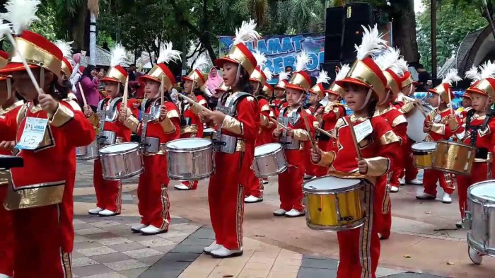 beda marching band dan drumband terbaru