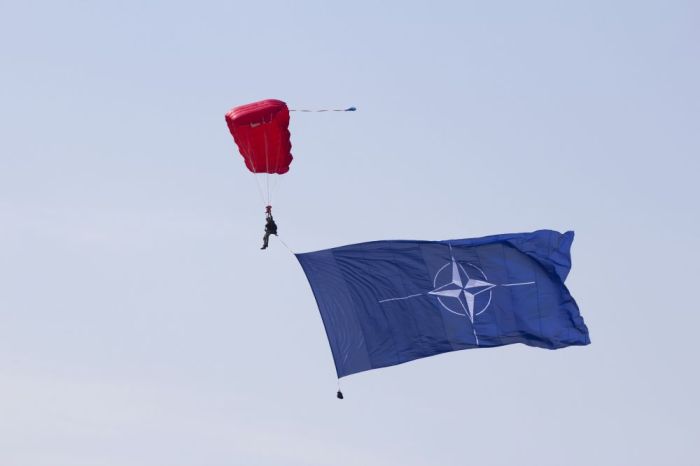 perbedaan nato dan pakta warsawa terbaru