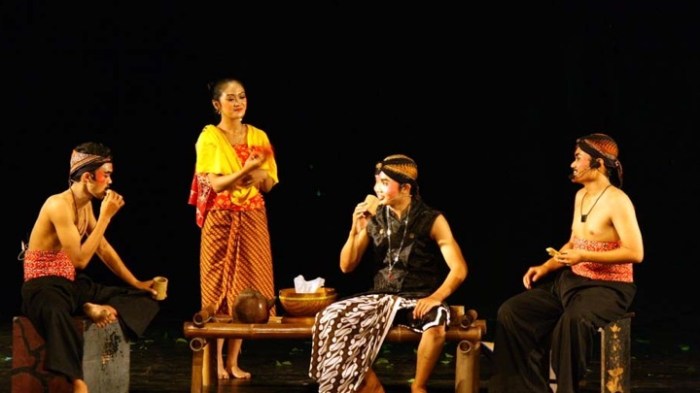 Jelaskan pengertian teater dalam arti sempit