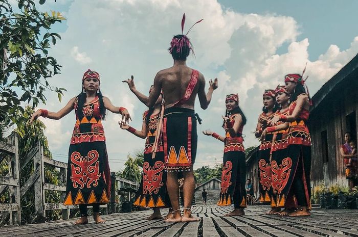 kearifan lokal contoh daya berinovasi dorong persatuan digunakan rajut berbagai daerah republika