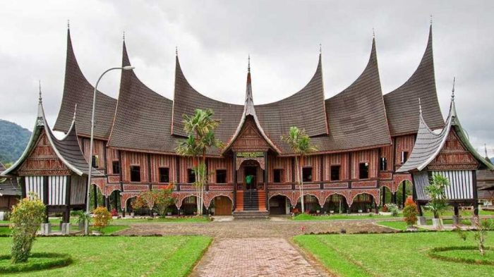 rangka atap rumah gadang