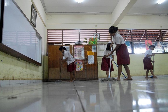 gambar siswa membersihkan kelas terbaru