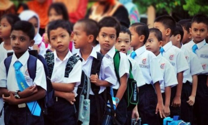 Berseragam smp seragam sma ilustrasi siswa kenapa bupati pelajar wajibkan tidak