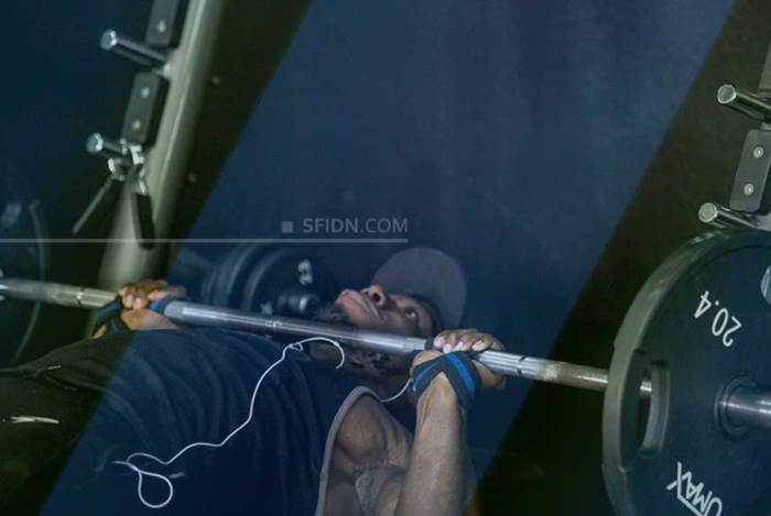 Jabarkan tentang gerakan latihan bench press