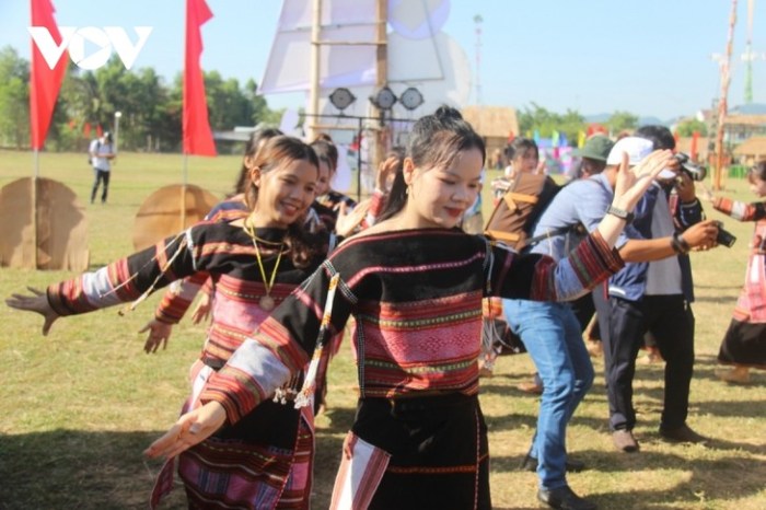 Kalimantan dayak adat suku tari pakaian tarian budaya tradisional wisata kenyah khas kalsel monong hari kebudayaan bahasa perang provinsi macam