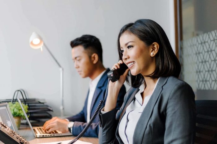 cara menerima telepon di kantor