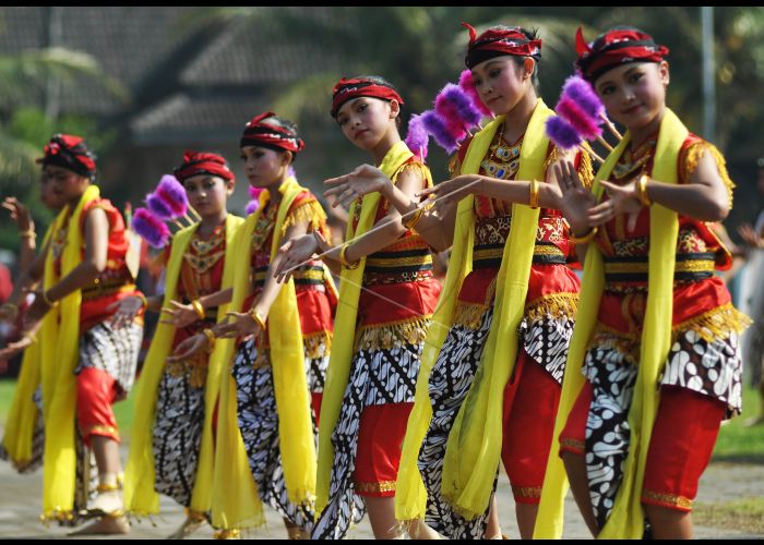 tari kalimantan dayak tengah suku kebudayaan mandau tradisional budaya dari indonesia tarian adat daerah kalteng khas istiadat burung properti legenda