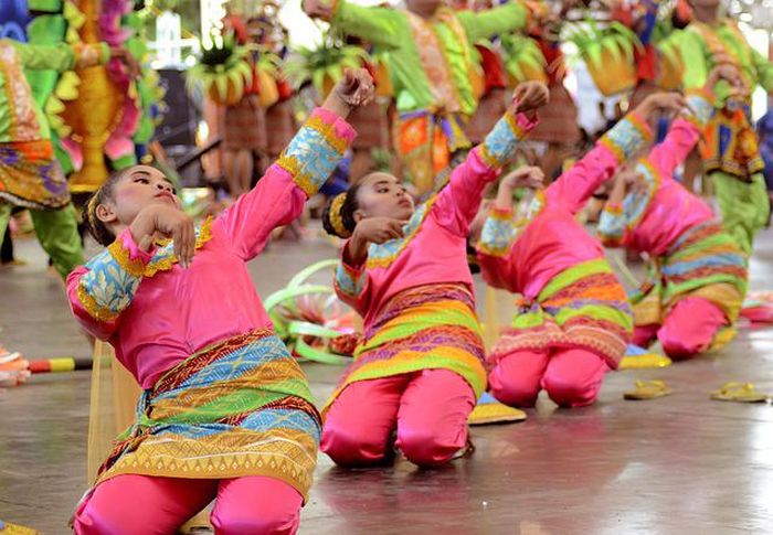 Gamelan termasuk unsur pendukung tari yaitu