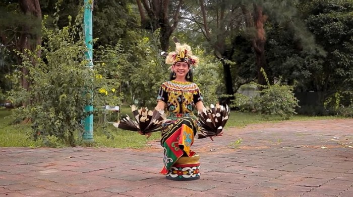 Tari tarian kalimantan mandau tradisional tengah berasal nama properti khas dayak cintaindonesia suku menari parang merupakan pedang senjata ambil satu