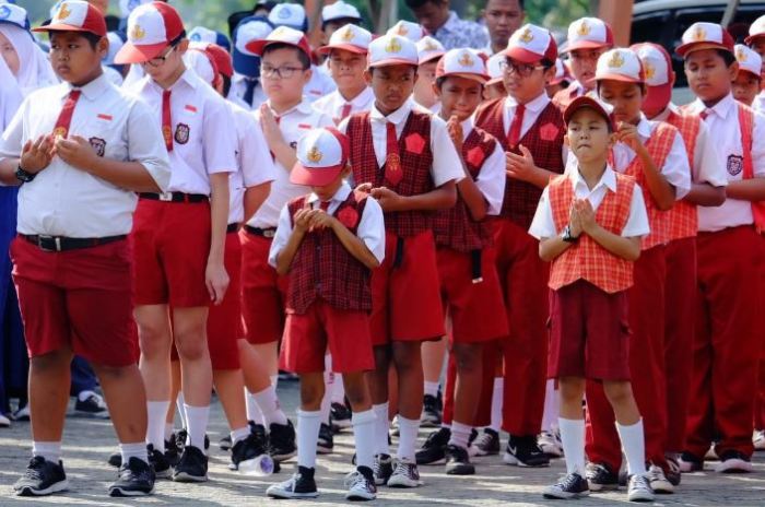 tata tertib berpakaian di sekolah