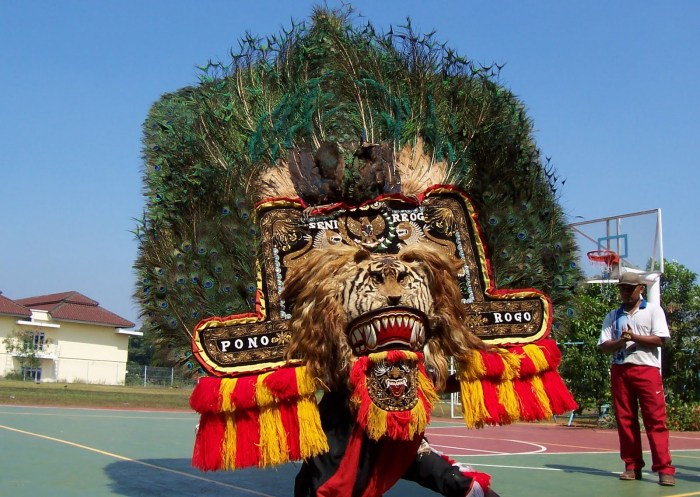 tari reog ponorogo busananya menyerupai