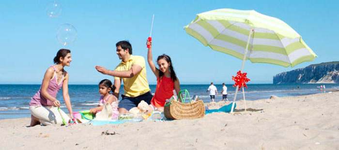 cerita liburan ke pantai bersama teman