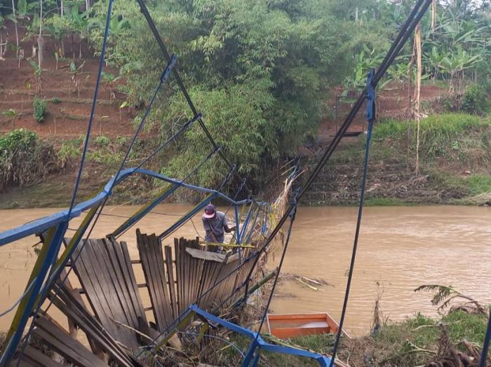 menyeberang melintasi sungai tts