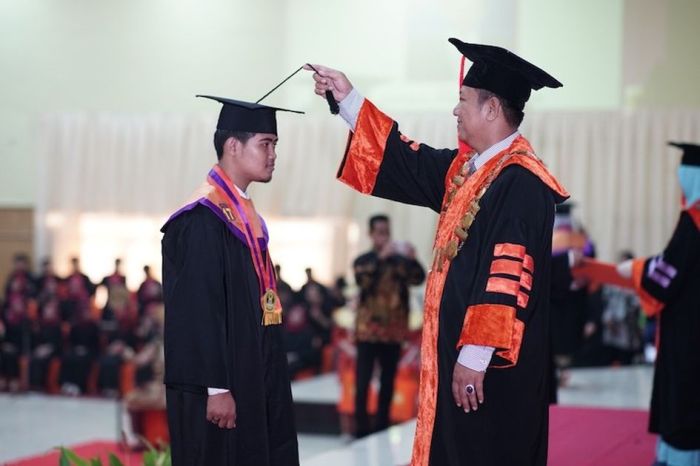 toga wisuda fakultas keguruan lambung gemilang universitas habibi mangkurat banjarbaru